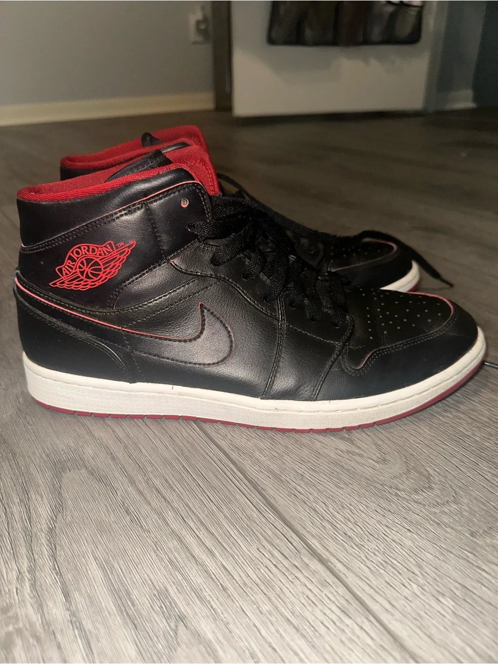 2015 Jordan Men's Mid-Top Sneakers in Black and Red